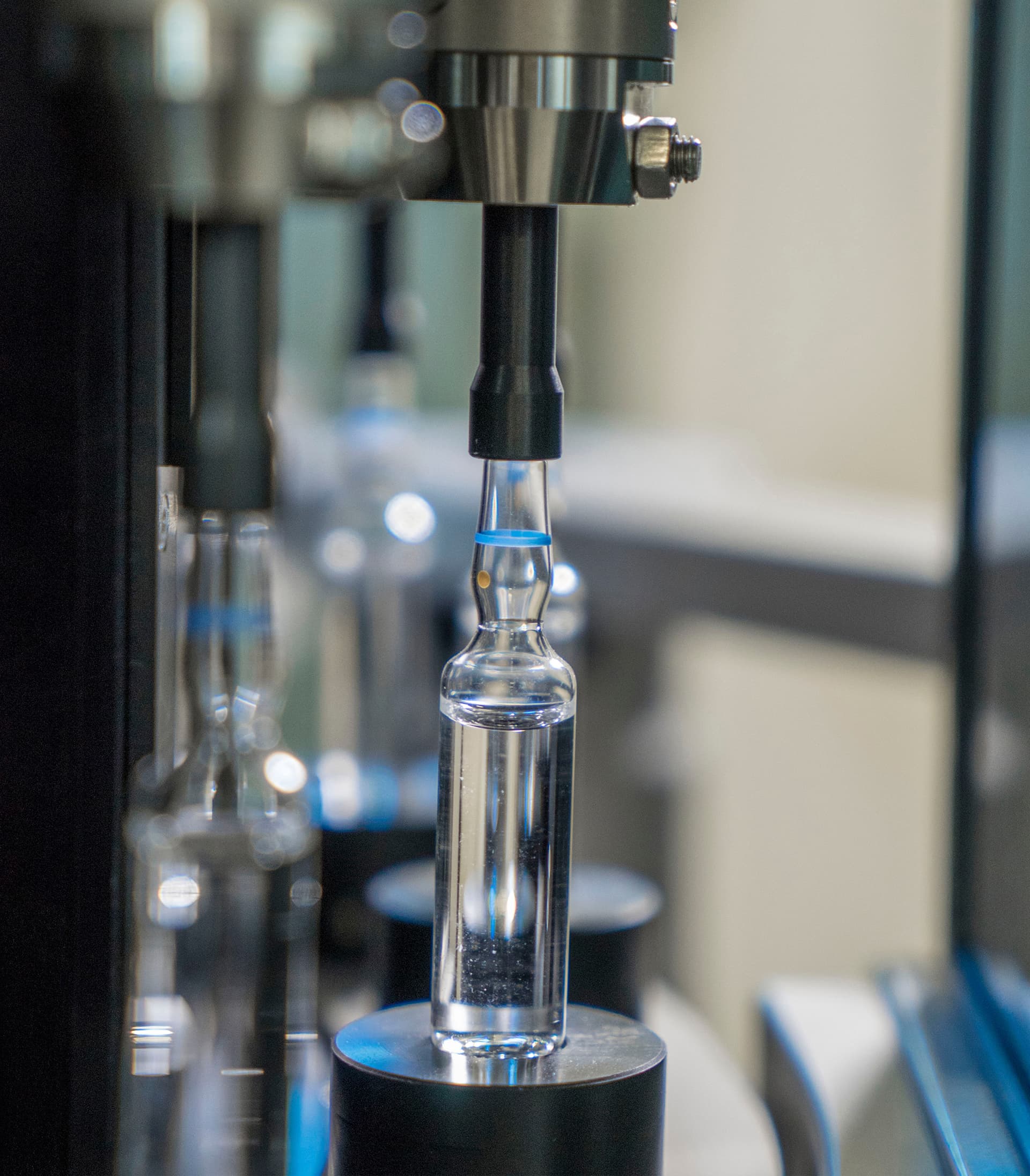 Machine filling glass vial with liquid medicine