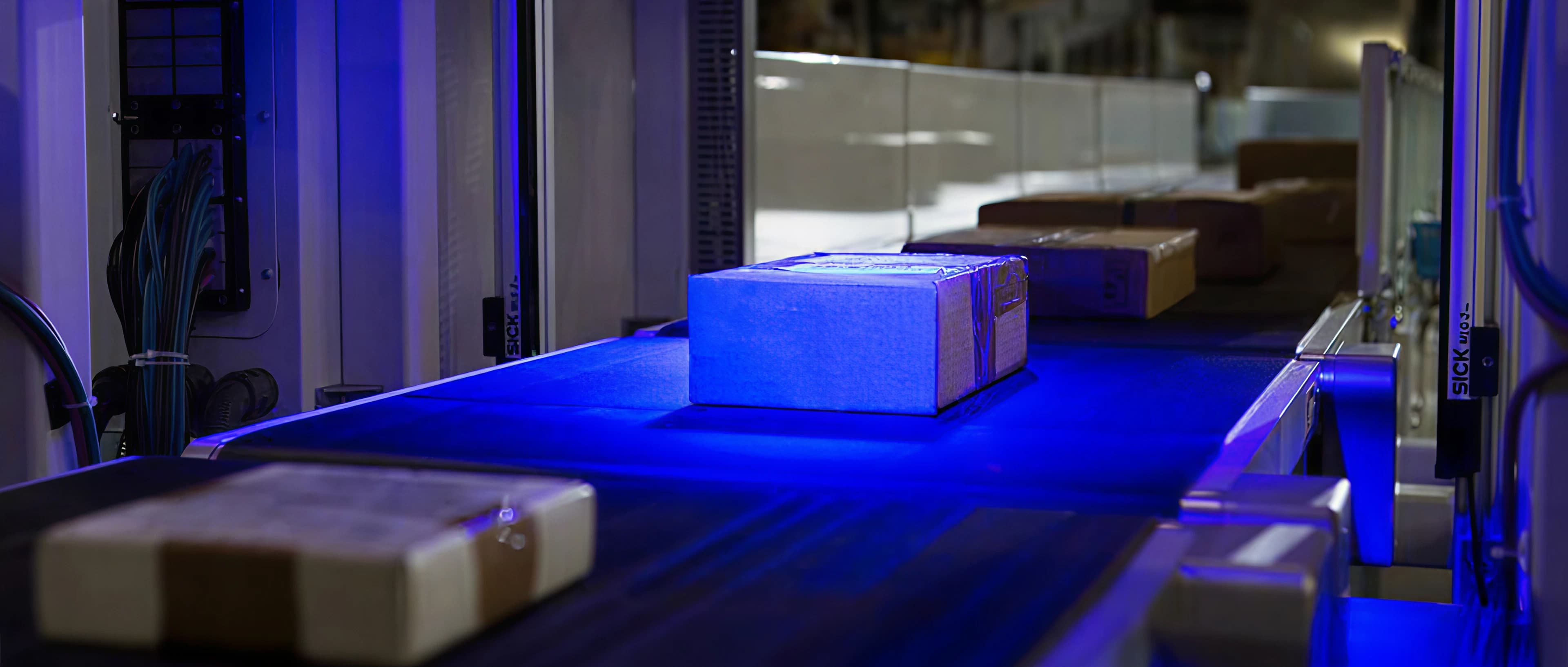 Pakete auf einem Förderband