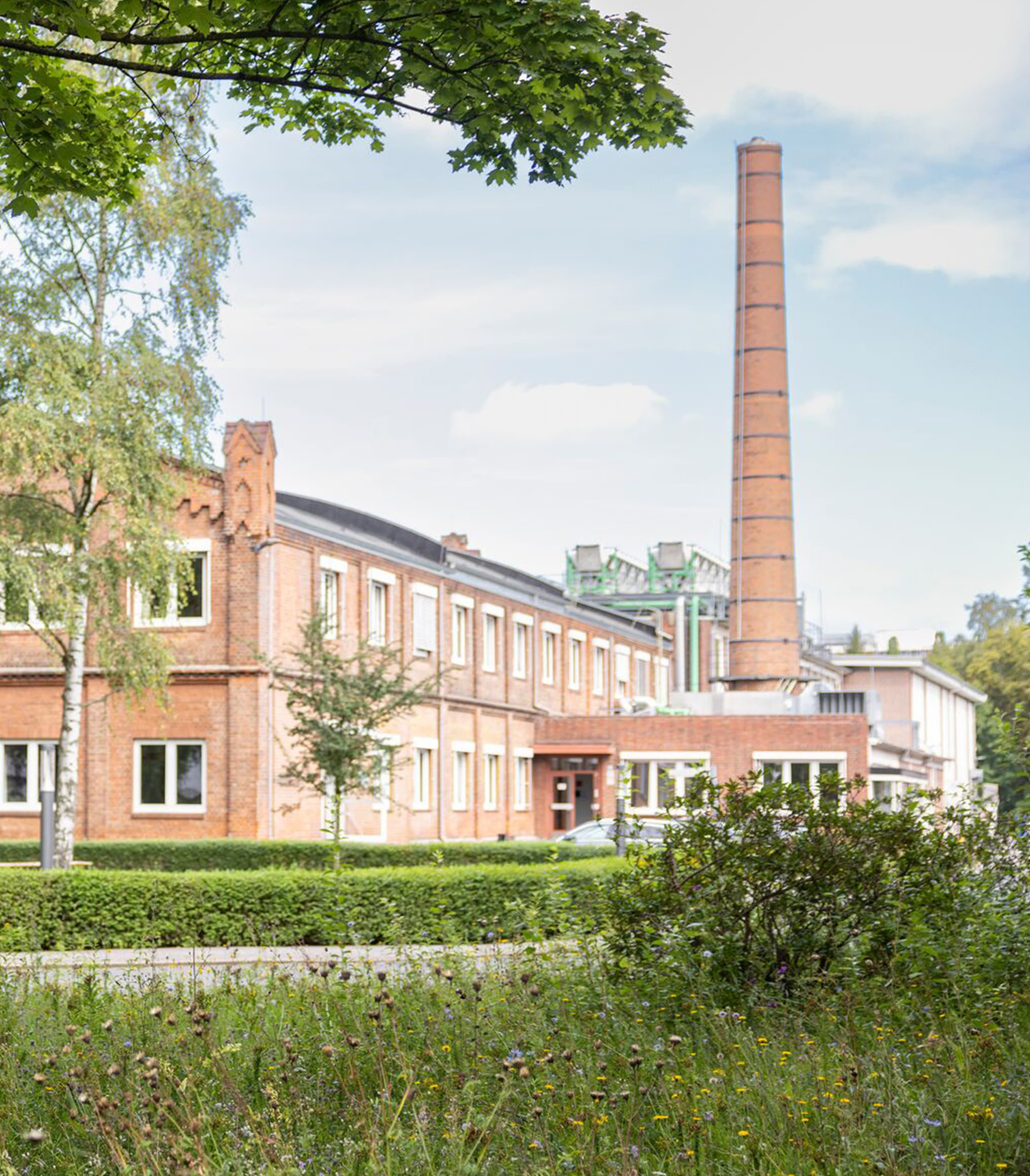 Backsteingebäude mit einem schmalen Rundturm