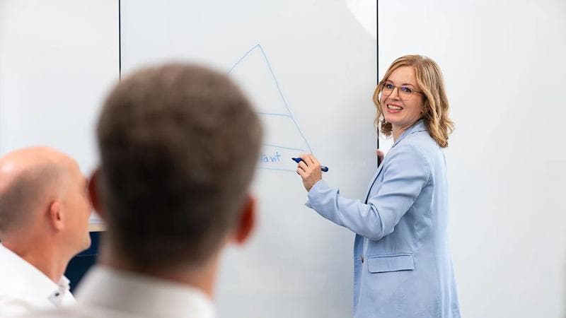 Körber employees discussing sustainability and environmental issues on a meeting.