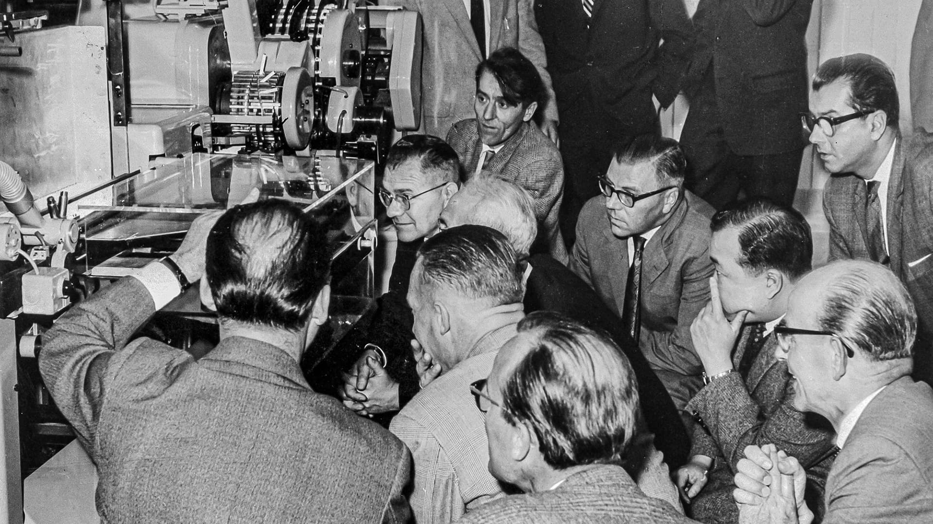 Black and white photo with Körber's former employees and founders.