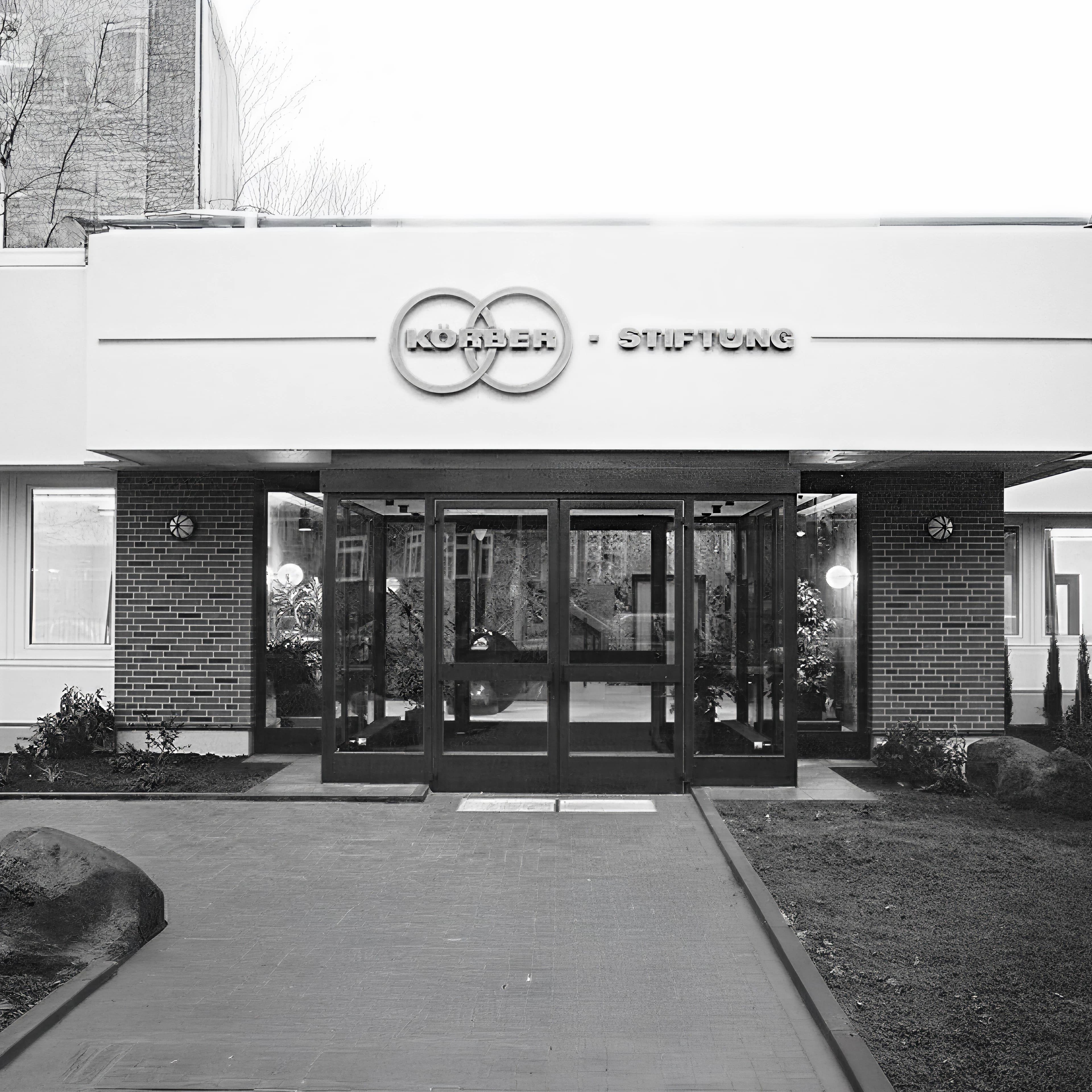 Schwarz-Weiß-Foto eines Gebäudes der Körber-Stiftung.