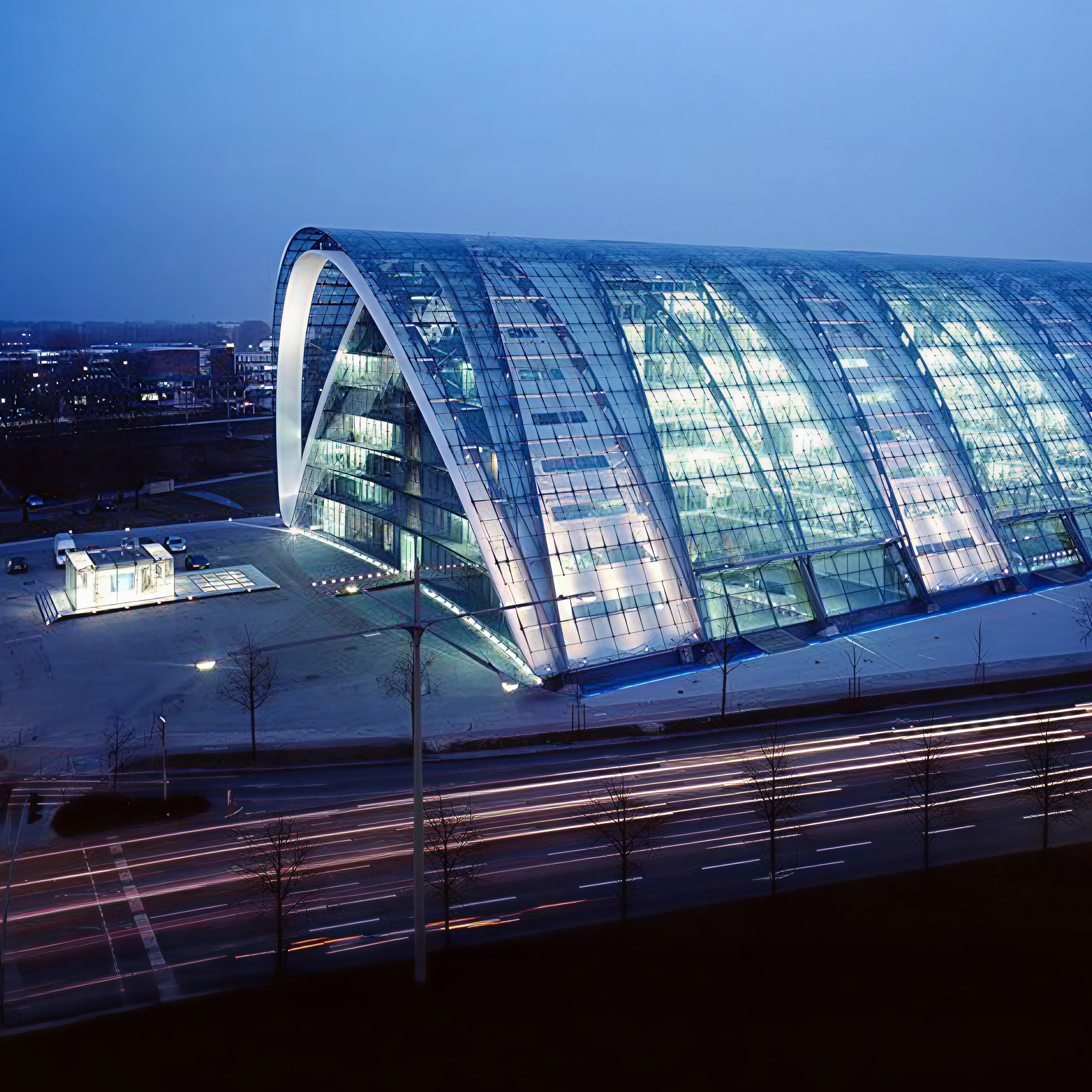 Bürogebäude mit Glaskuppel, aufgenommen in den Abendstunden.