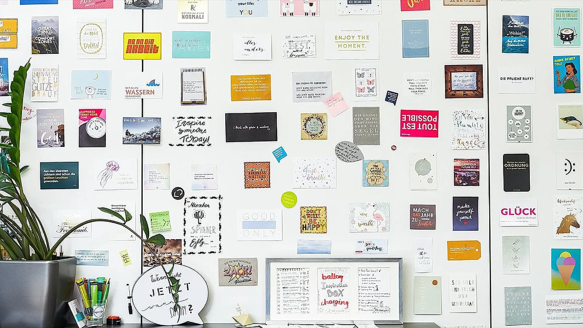 Eine mit Postkarten bedeckte Wand