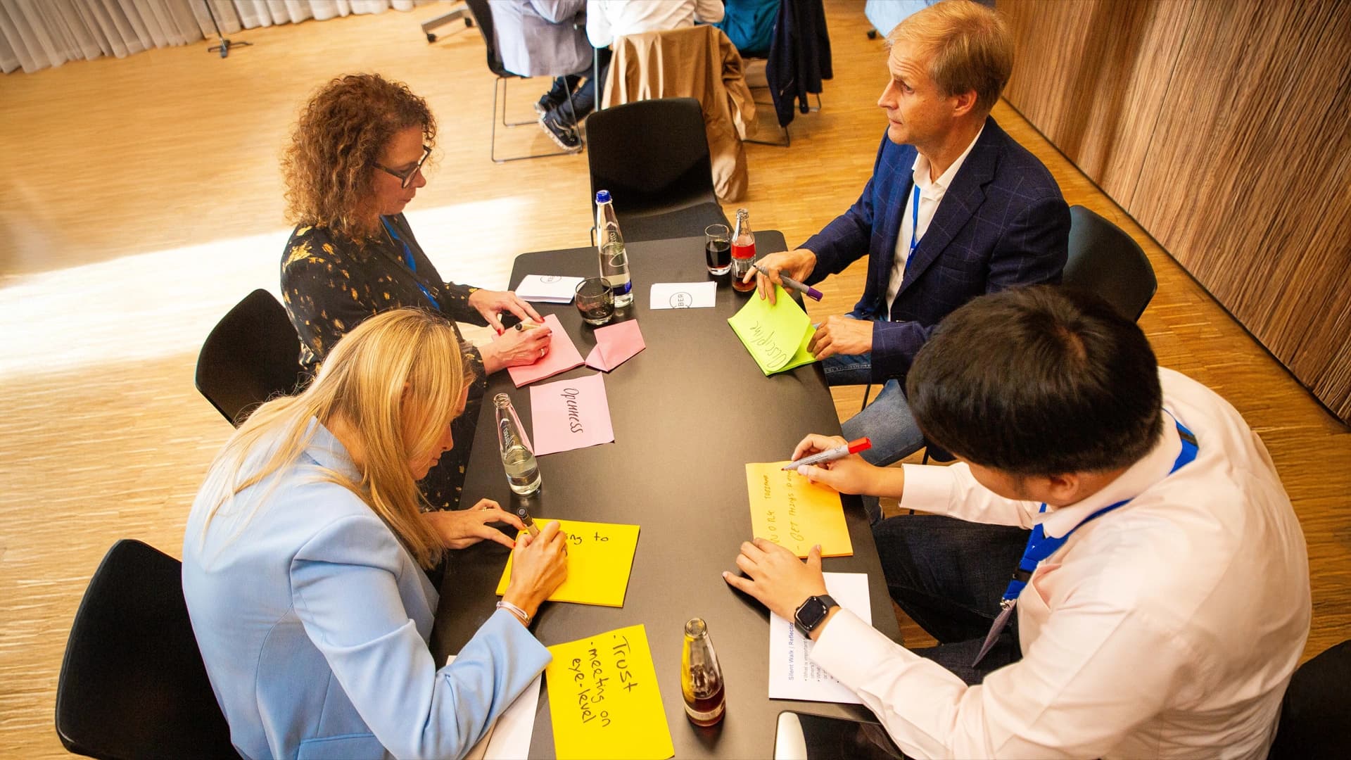 Eine Zusammenkunft von Menschen an einem Tisch, die Ideen austauschen und miteinander interagieren.