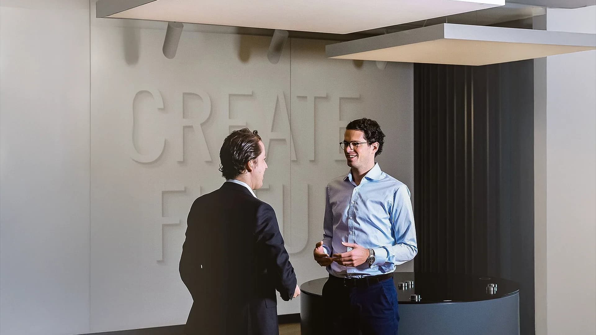 Zwei Führungskräfte aus der Wirtschaft im Gespräch