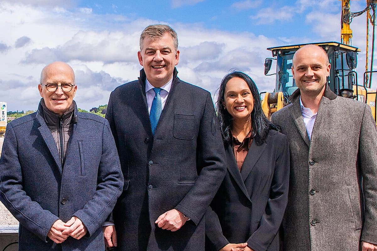 Gruppenfoto auf der Hamburger Baustelle.