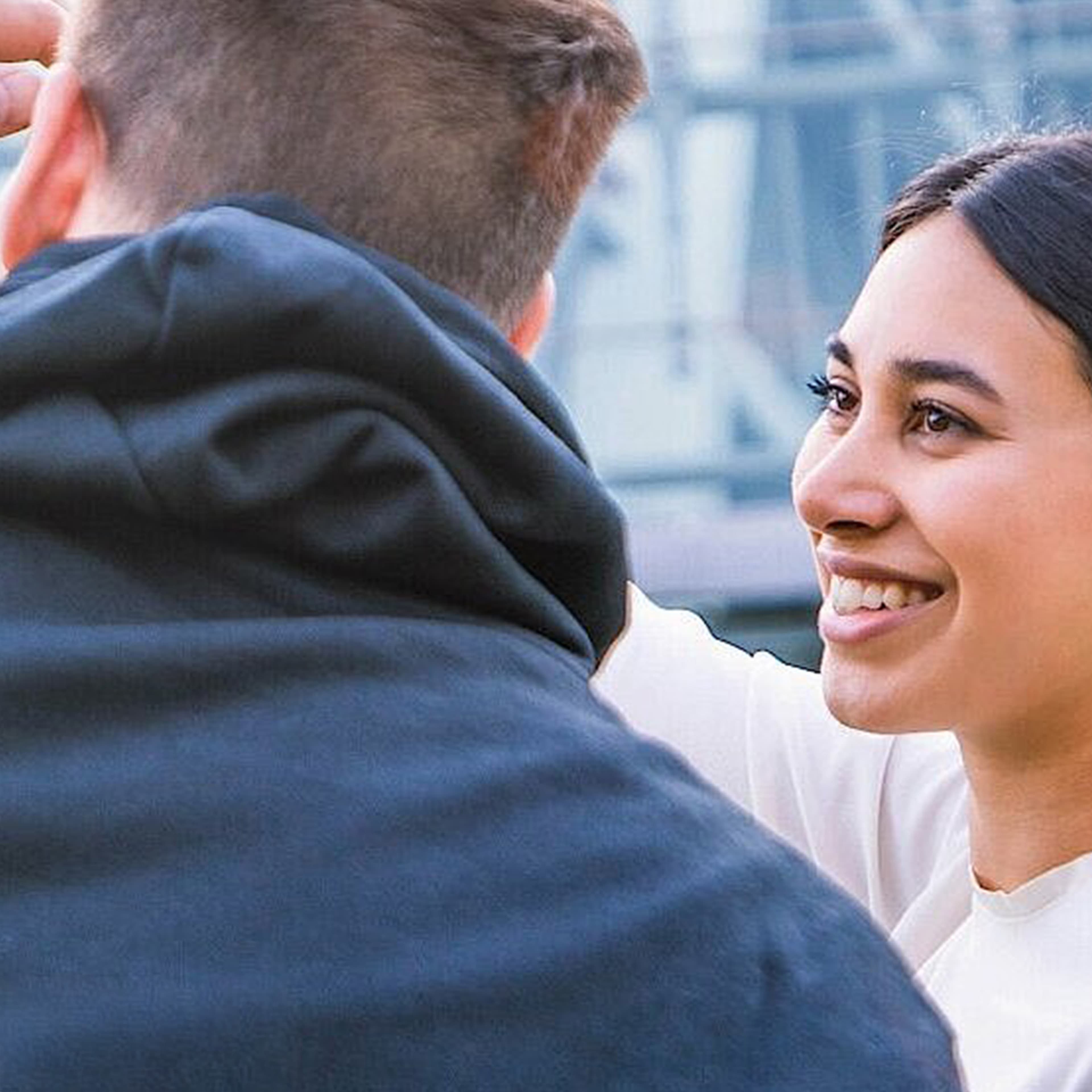 Frau lächelt neben einem Mann.