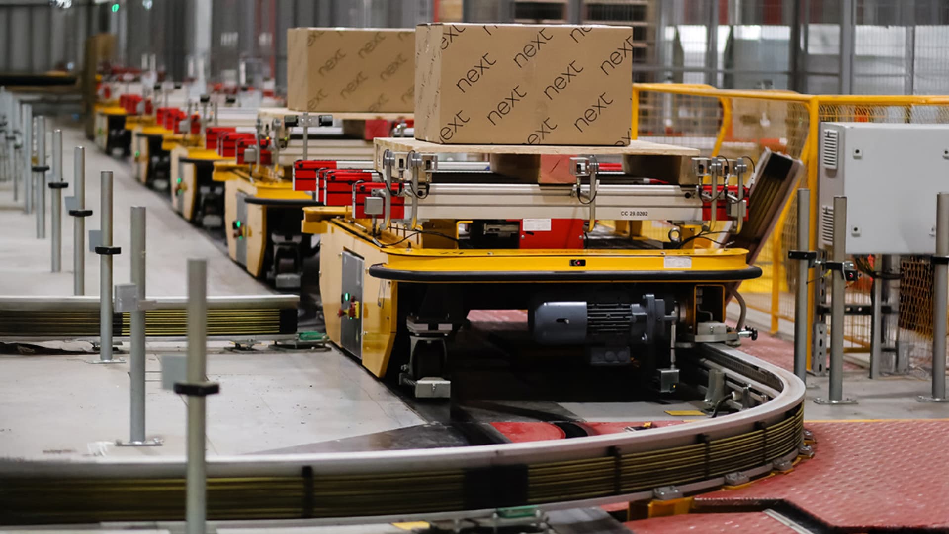 Nächste Markenkartons in einem Lagerhaus