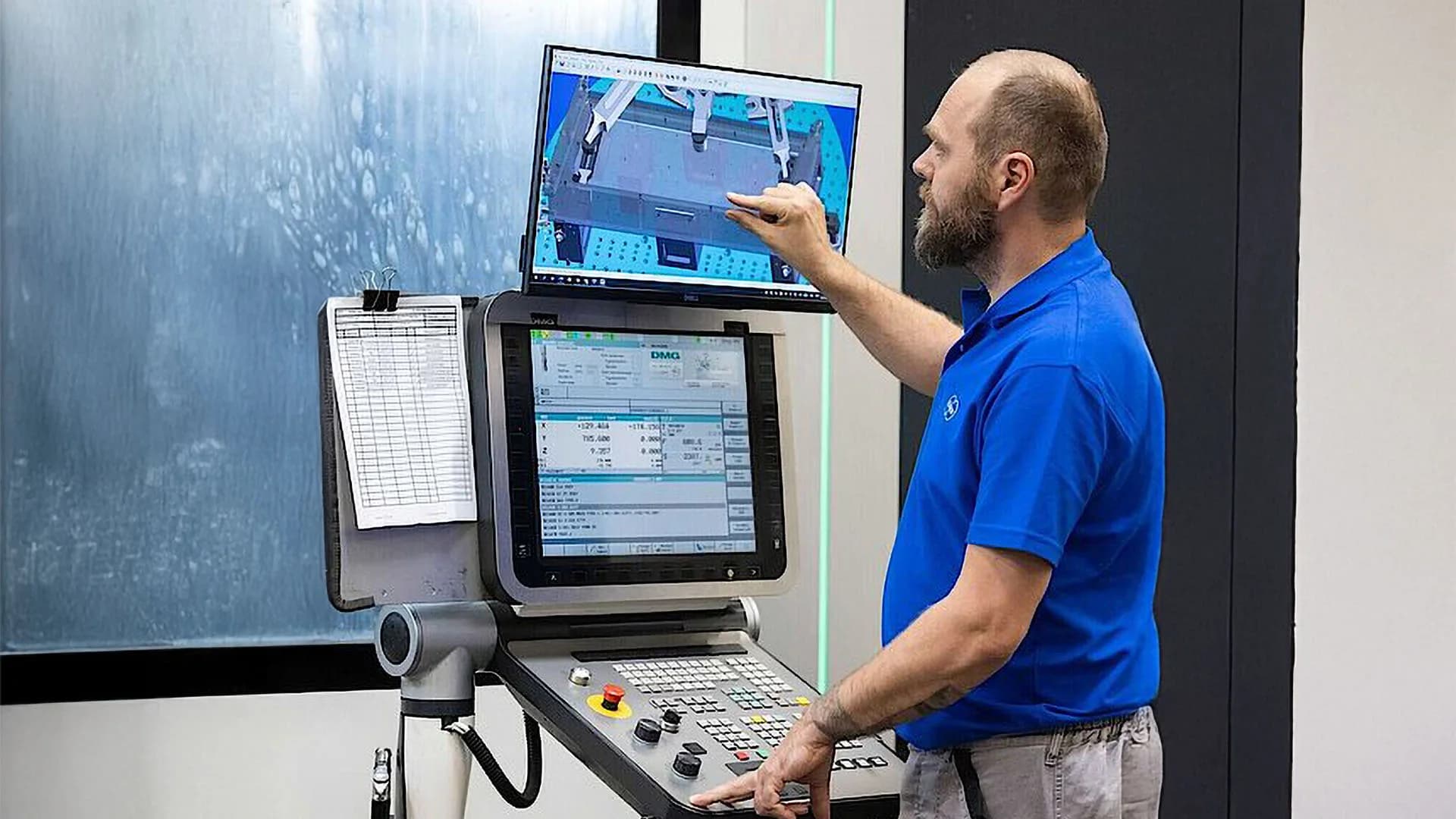 Ein Mann arbeitet an einem Computer und konzentriert sich auf die Anwendungs- und Produktsicherheit für eine Maschine.