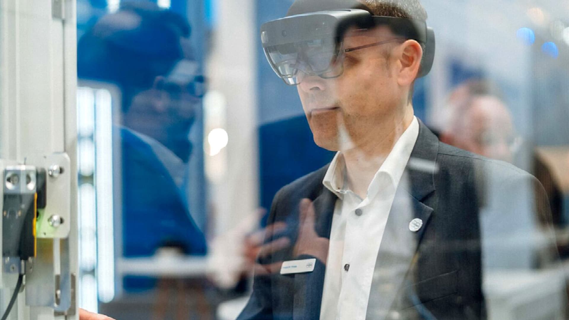 Körber-Mitarbeiter trägt ein Headset