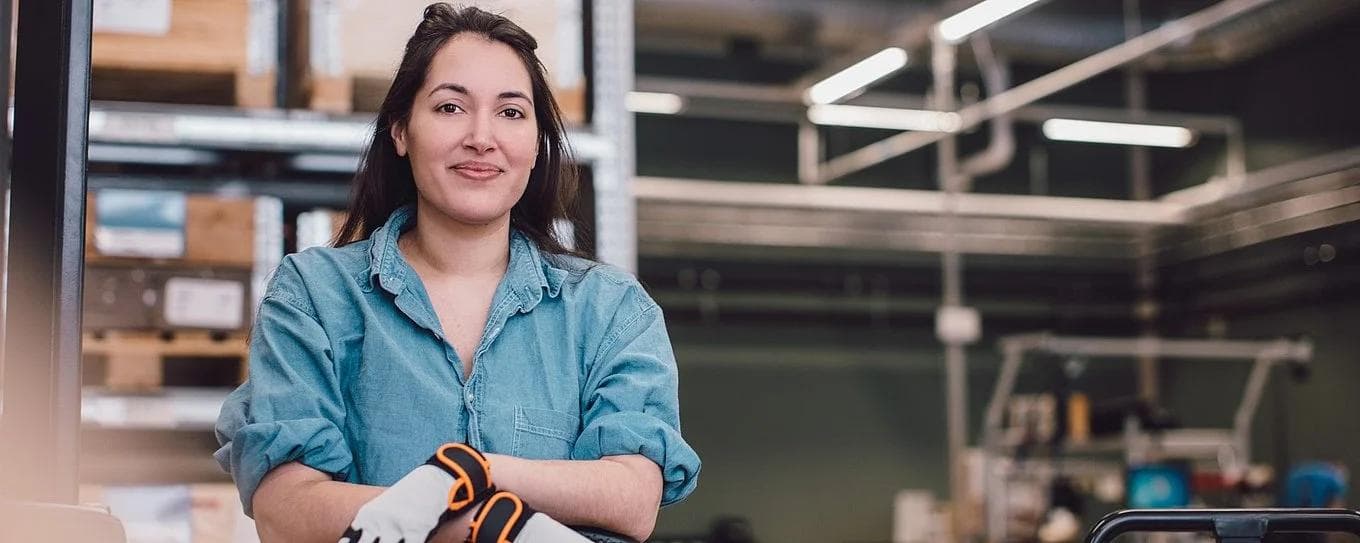 Körber warehouse female employee.