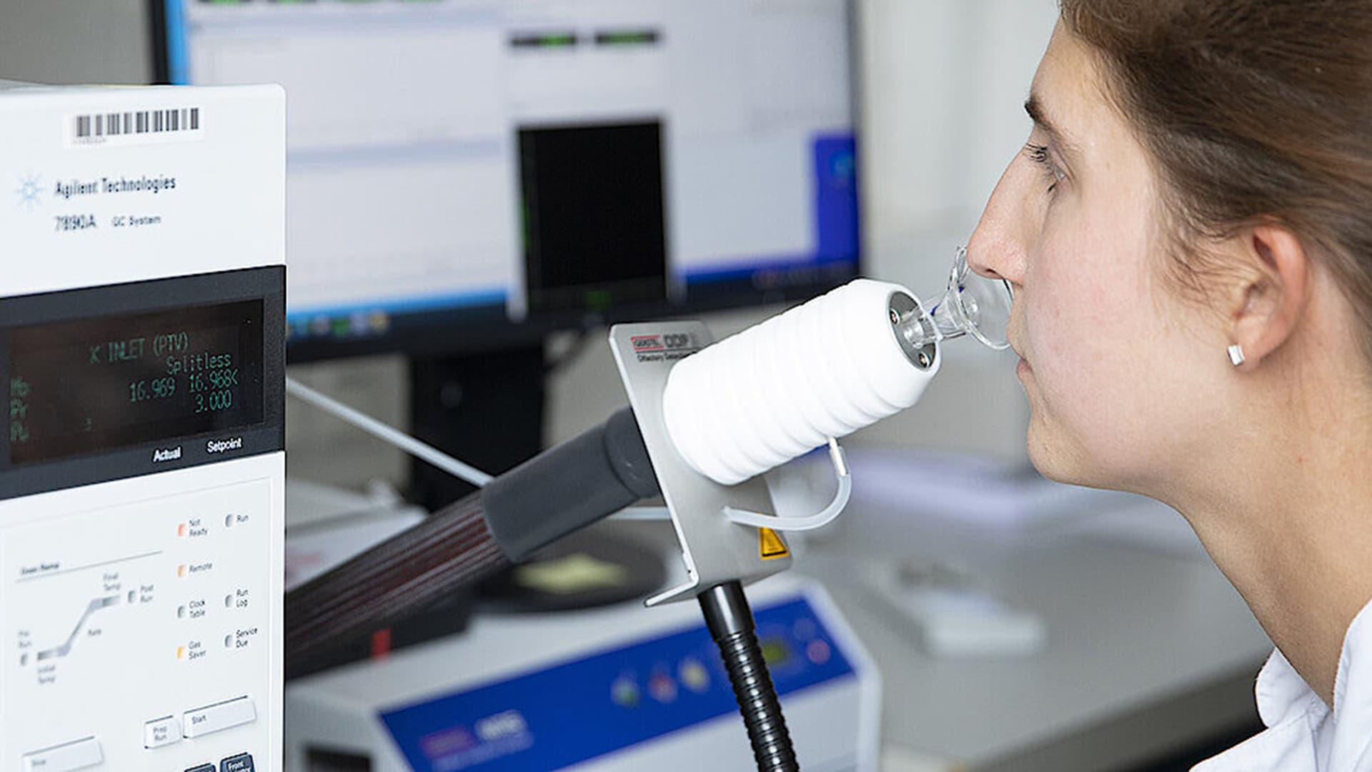 Eine Frau schaut auf ein Mikroskop