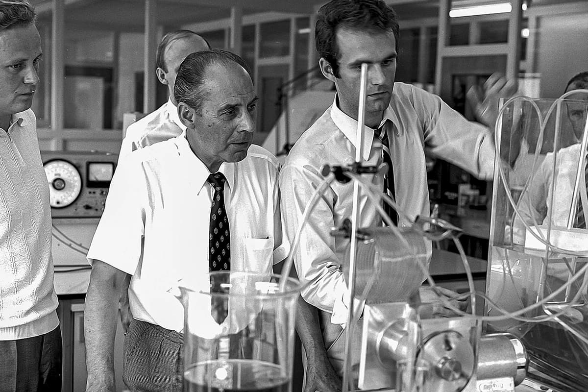 Foundation founder Kurt A. Körber in the laboratory
