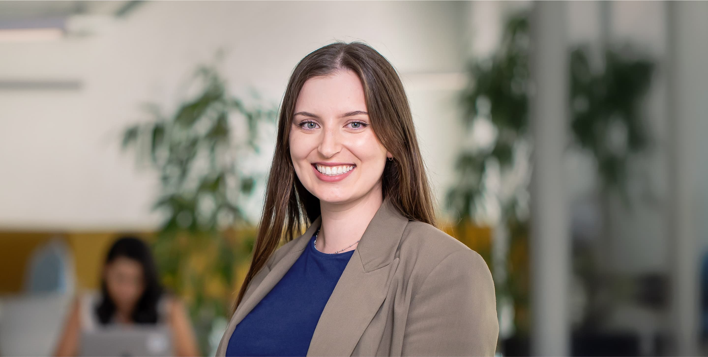 Frau lächelt in die Kamera