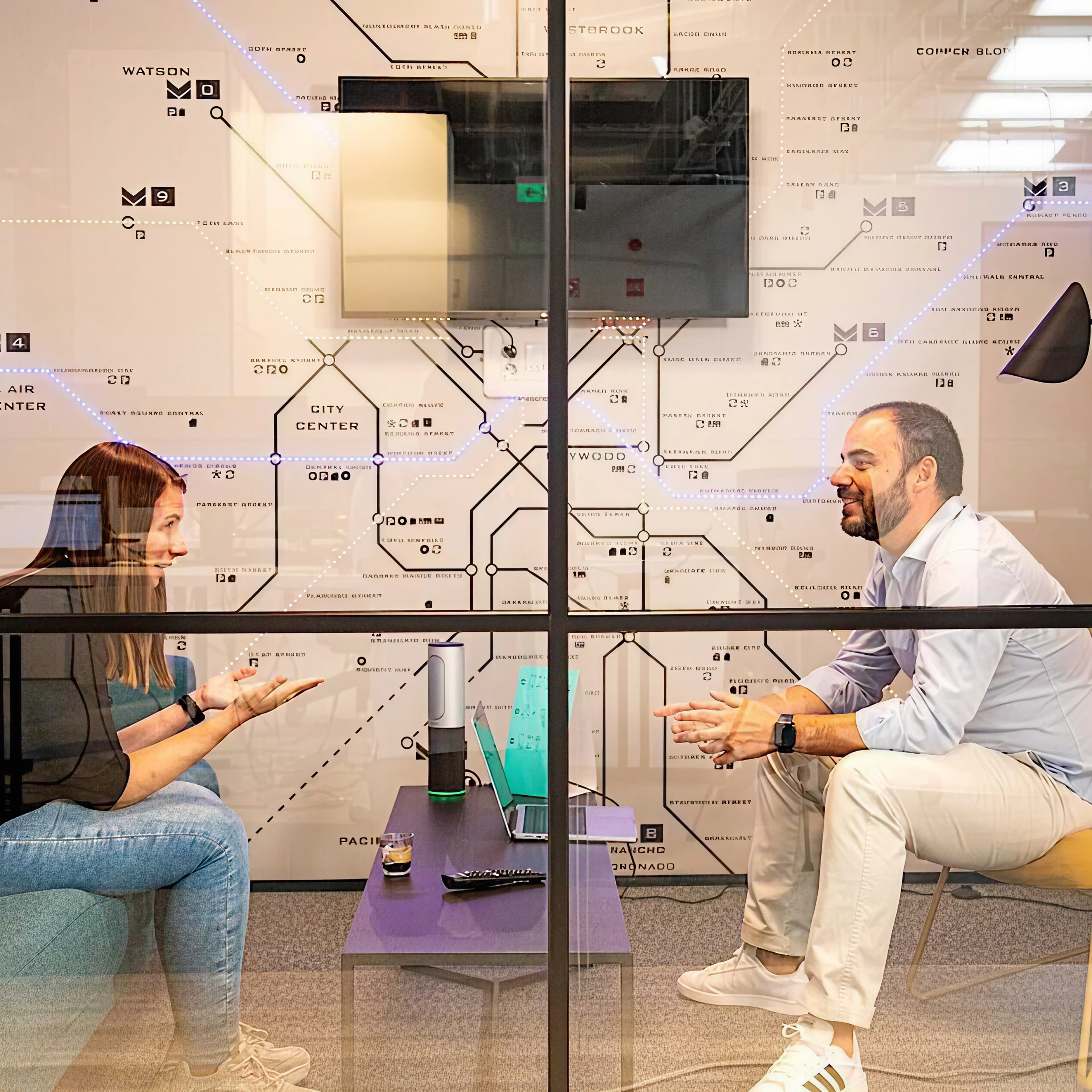 Ein Mann und eine Frau, die sich in einem Besprechungsraum unterhalten