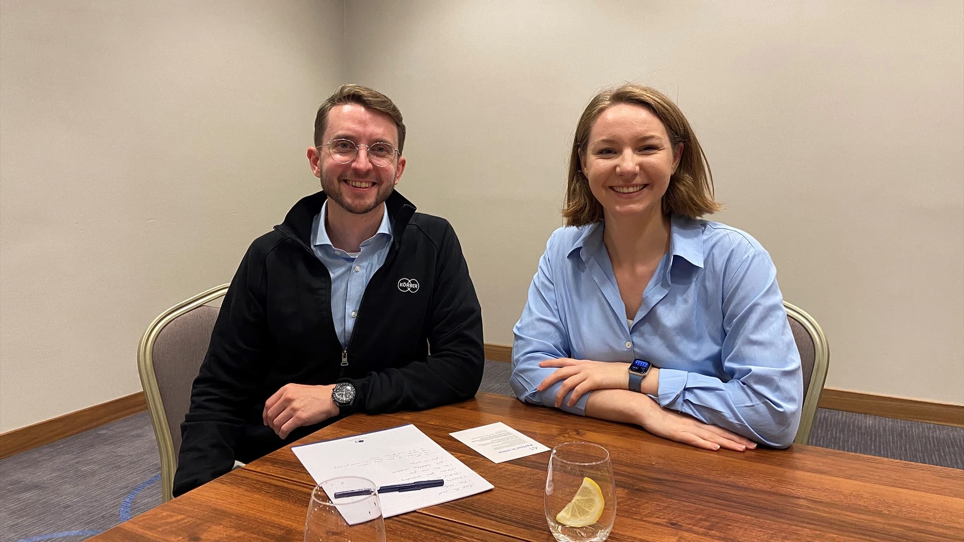 Zwei Körber-Mitarbeiter