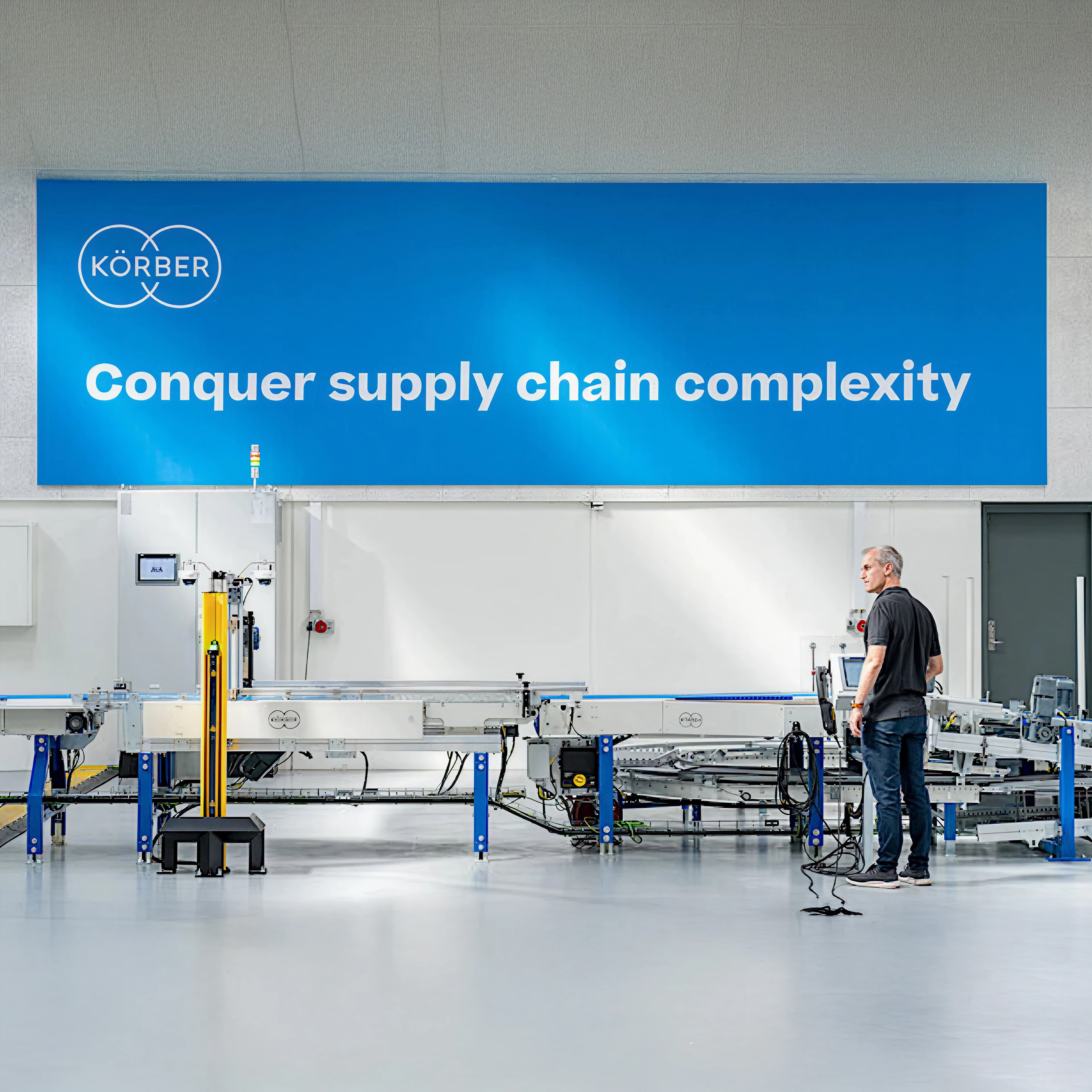 Körber-Schild mit der Aufschrift "Conquer supply chain complexity".